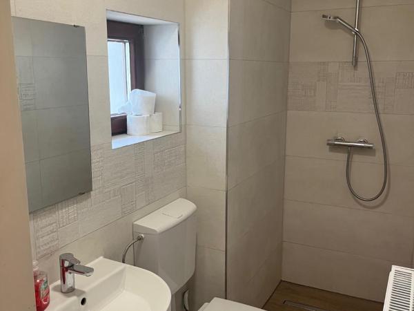 Waldschlösschen Ricklingen : photo 3 de la chambre chambre triple avec salle de bains