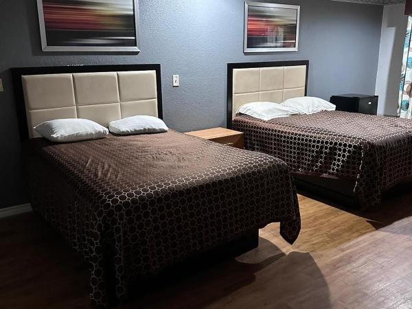 Mustang Inn and Suites : photo 1 de la chambre chambre avec 2 grands lits queen-size