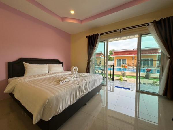 พัชรี รีสอร์ท ภูเก็ต Patcharee Resort Phuket : photo 3 de la chambre suite lit king-size - vue sur piscine