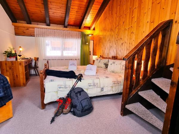 Hotel Alpenblick-Leukerbad-Therme : photo 3 de la chambre basic triple room, spa access and cable car use