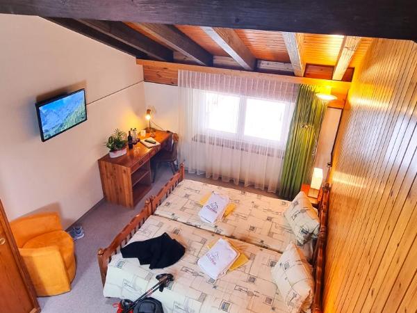 Hotel Alpenblick-Leukerbad-Therme : photo 4 de la chambre basic triple room, spa access and cable car use