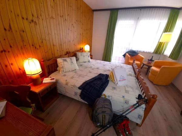 Hotel Alpenblick-Leukerbad-Therme : photo 3 de la chambre chambre double avec balcon, accès au spa et au téléphérique