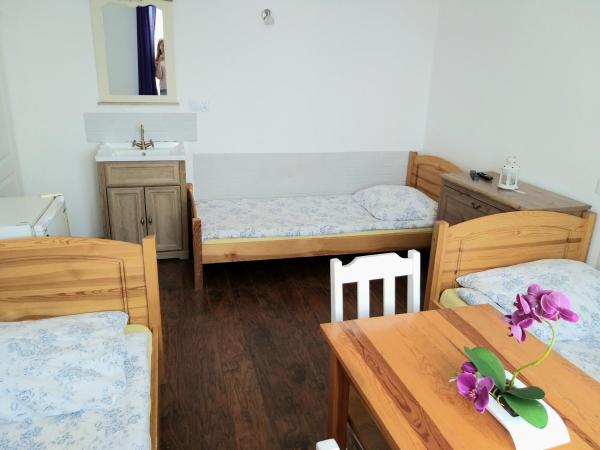 Hostel Rumiankowy Airport Hostel : photo 4 de la chambre chambre triple avec salle de bains commune