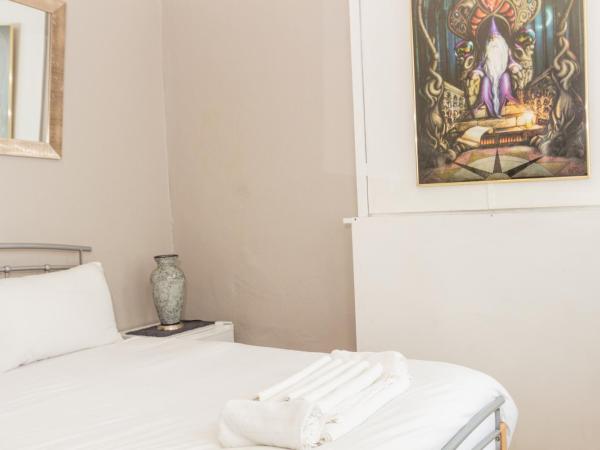 Chic Suite 4 - Private Top Floor Room : photo 1 de la chambre chambre double avec salle de bains commune