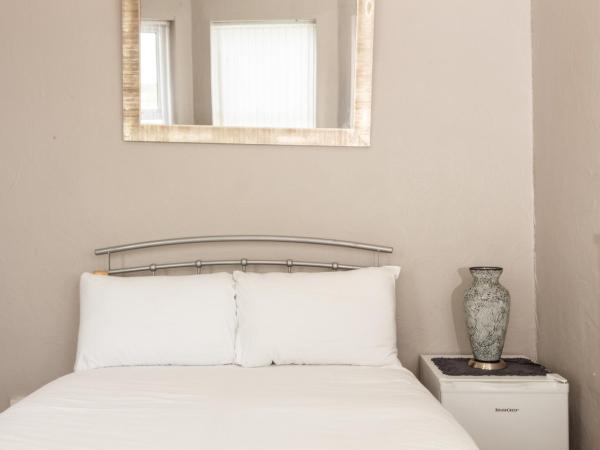 Chic Suite 4 - Private Top Floor Room : photo 5 de la chambre chambre double avec salle de bains commune