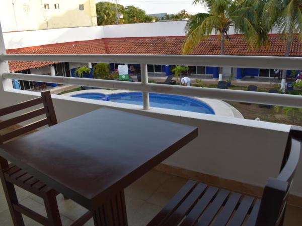 Hotel Plaza Almendros : photo 4 de la chambre chambre lit king-size - vue sur piscine