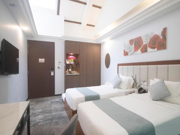 Santa Grand Hotel East Coast a NuVe Group Collection : photo 2 de la chambre triple room with skylight and bathtub