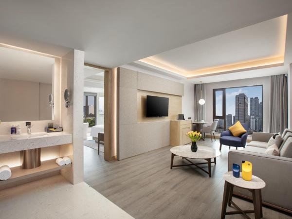 voco Nanjing Oriental Pearl : photo 3 de la chambre suite 1 chambre lit king-size avec pièce à vivre