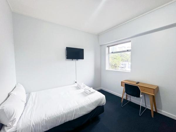 140 Ghuznee Hostel : photo 1 de la chambre chambre avec 2 grands lits queen-size