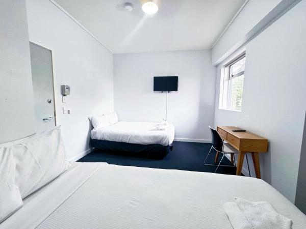 140 Ghuznee Hostel : photo 3 de la chambre chambre avec 2 grands lits queen-size