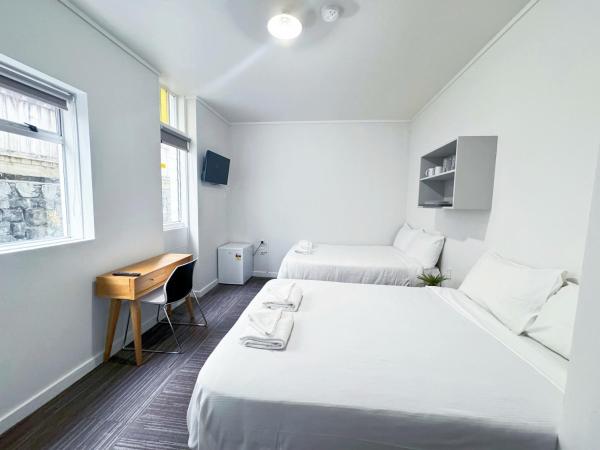 140 Ghuznee Hostel : photo 8 de la chambre chambre avec 2 grands lits queen-size