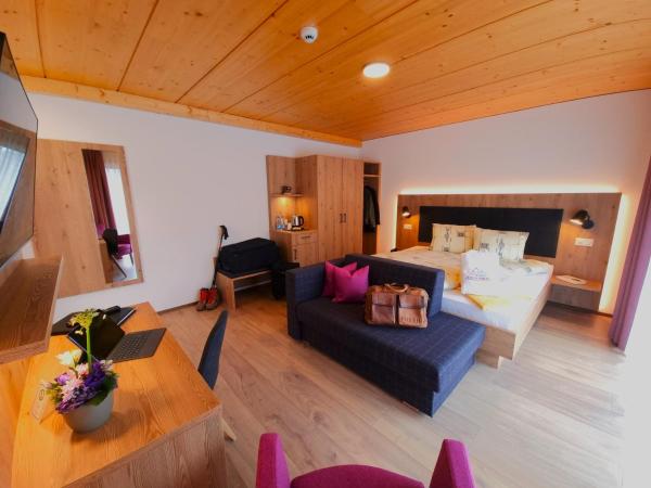 Hotel Alpenblick-Leukerbad-Therme : photo 2 de la chambre signature double room, spa access and cable car use