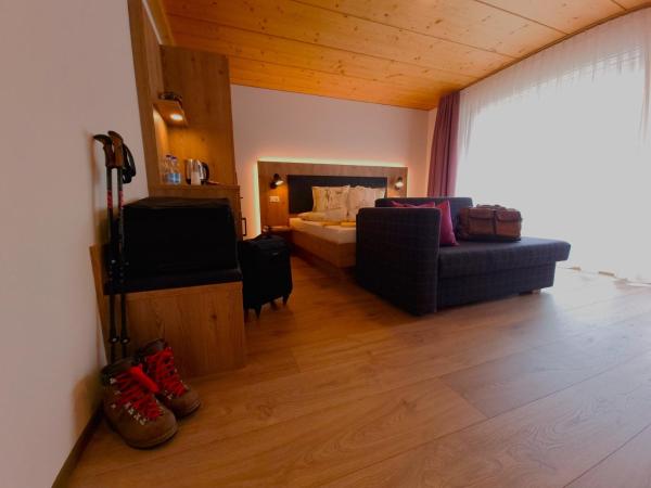 Hotel Alpenblick-Leukerbad-Therme : photo 3 de la chambre signature double room, spa access and cable car use