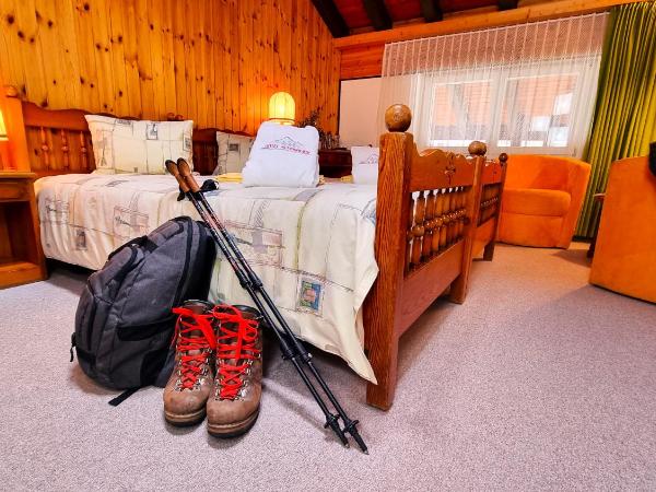 Hotel Alpenblick-Leukerbad-Therme : photo 2 de la chambre classic quadruple room, spa access and cable car use