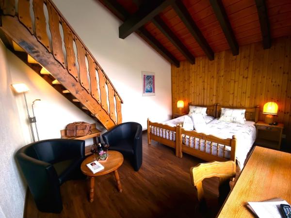 Hotel Alpenblick-Leukerbad-Therme : photo 1 de la chambre panorama quadruple room with balcony, spa access and cable car use