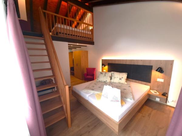 Hotel Alpenblick-Leukerbad-Therme : photo 4 de la chambre panorama signature family room, spa access and cable car use