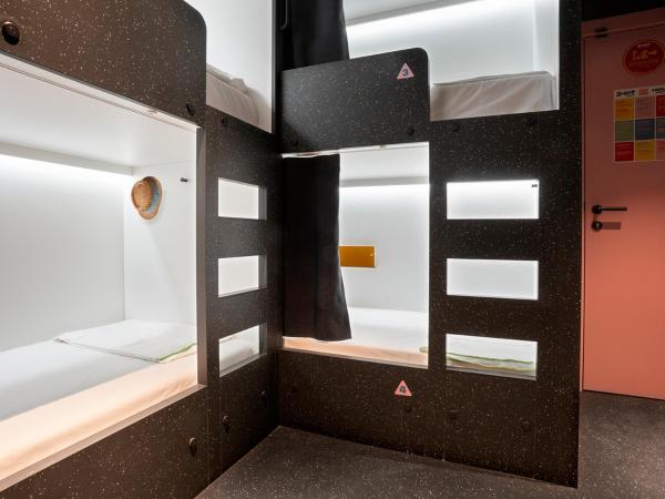 AMISTAT City Hostel Barcelona : photo 3 de la chambre bed in 4-bed mixed dormitory - shared bathroom