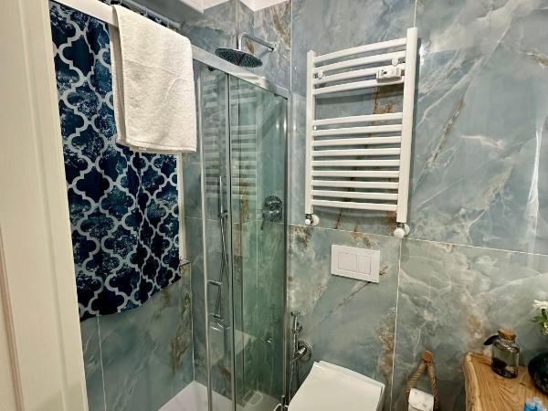 Due Mari Milano Apartment ZONA PORTELLO-FIERA FREE WI-FI : photo 5 de la chambre chambre double avec balcon (3 adultes)