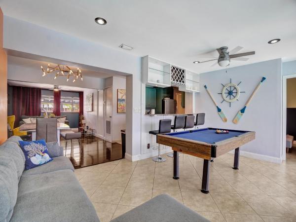 Large GAY MEN'S 1 bedroom w Gameroom heated pool clothing optional : photo 3 de la chambre chambre quadruple premium