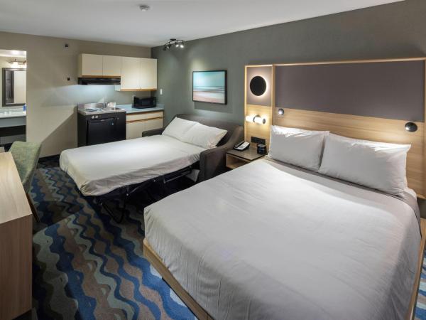 Accent Inns Vancouver Airport : photo 2 de la chambre cuisinette lit queen-size
