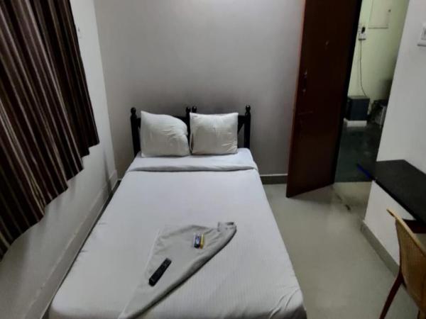 SPOT ON The Grand Guest House Near PVR Cinemas Skywalk : photo 7 de la chambre chambre double standard avec ventilateur