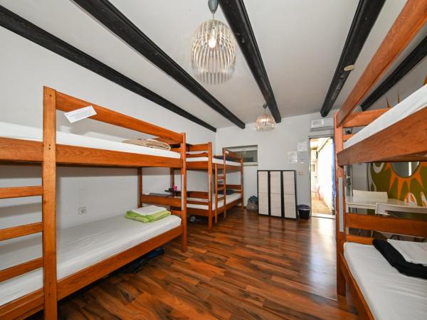 The Lazy Monkey Hostel & Apartments : photo 4 de la chambre lit dans dortoir mixte de 6 lits
