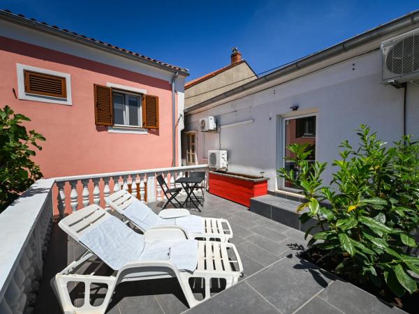 The Lazy Monkey Hostel & Apartments : photo 9 de la chambre studio avec terrasse