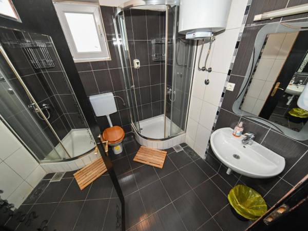 The Lazy Monkey Hostel & Apartments : photo 3 de la chambre lit dans dortoir de 8 lits