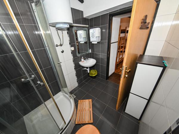 The Lazy Monkey Hostel & Apartments : photo 4 de la chambre lit dans dortoir de 8 lits