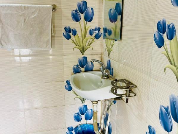 Best Hostel : photo 2 de la chambre chambre double avec salle de bains commune