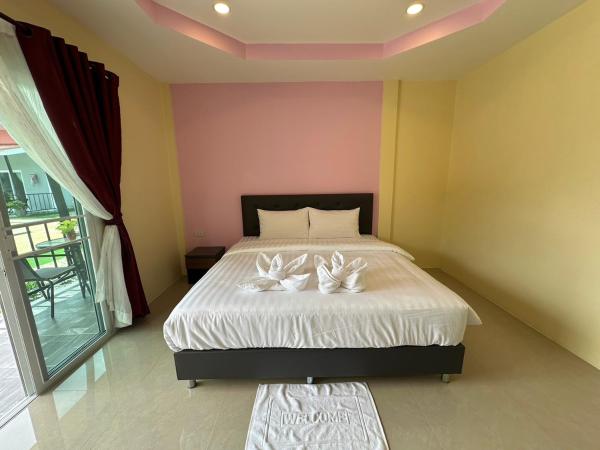 พัชรี รีสอร์ท ภูเก็ต Patcharee Resort Phuket : photo 3 de la chambre chambre lit king-size - vue sur piscine