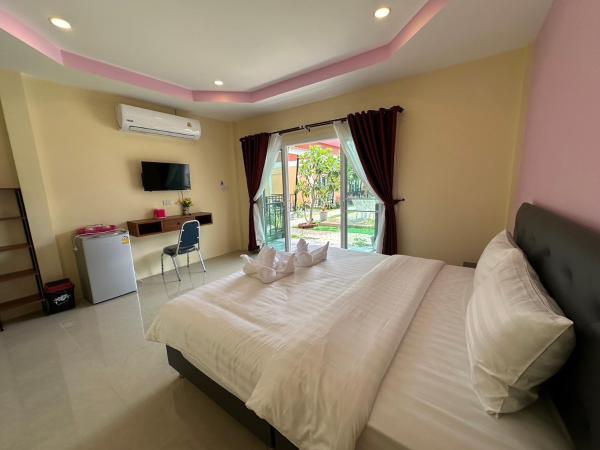 พัชรี รีสอร์ท ภูเก็ต Patcharee Resort Phuket : photo 7 de la chambre chambre lit king-size - vue sur piscine