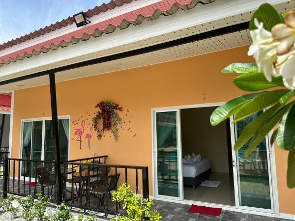 พัชรี รีสอร์ท ภูเก็ต Patcharee Resort Phuket : photo 8 de la chambre chambre lit king-size - vue sur piscine