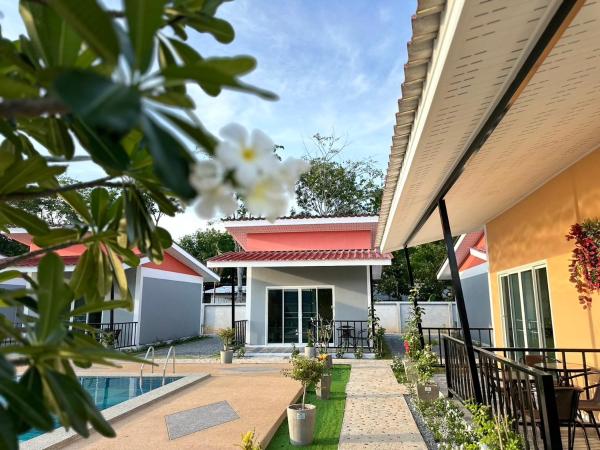 พัชรี รีสอร์ท ภูเก็ต Patcharee Resort Phuket : photo 1 de la chambre chambre lit king-size - vue sur piscine