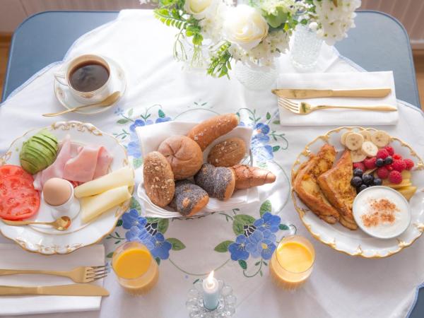 Marinela's BnB : photo 1 de la chambre chambre familiale avec salle de bains privative