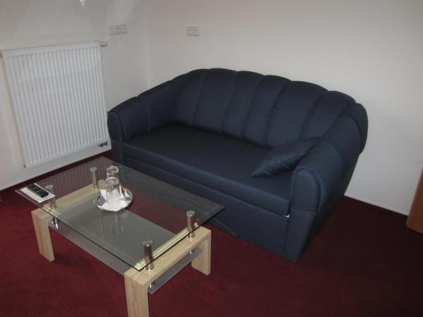 Guest House Krpole : photo 3 de la chambre chambre double deluxe avec lit d'appoint