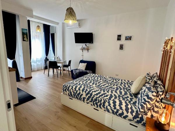Due Mari Milano Apartment ZONA PORTELLO-FIERA FREE WI-FI : photo 3 de la chambre chambre double avec balcon (3 adultes)