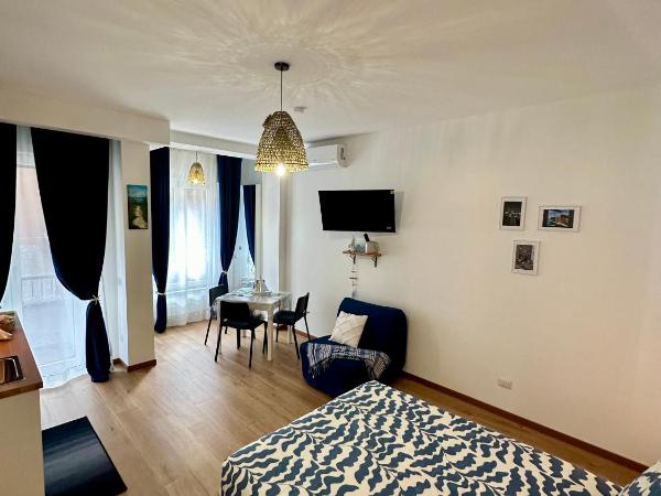 Due Mari Milano Apartment ZONA PORTELLO-FIERA FREE WI-FI : photo 1 de la chambre chambre double avec balcon (3 adultes)