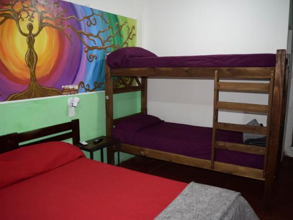 Hostel Estacion Mendoza : photo 3 de la chambre chambre quadruple avec salle de bains privative