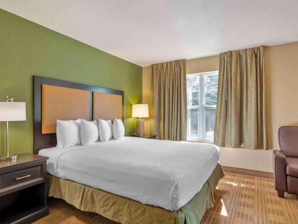 Extended Stay America Suites - Orlando - Maitland - Summit Tower Blvd : photo 2 de la chambre studio de luxe avec lit king-size - non-fumeurs