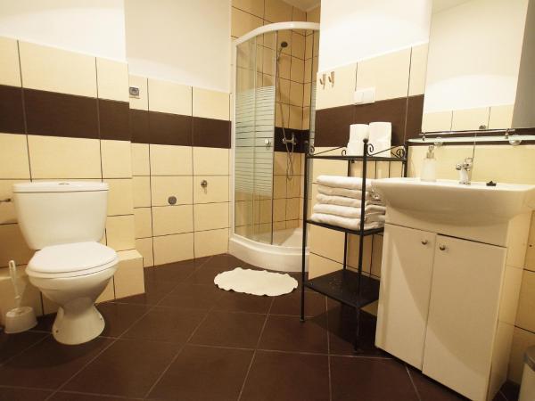 Blooms Inn & Apartments : photo 5 de la chambre appartement 2 chambres (3 adultes)