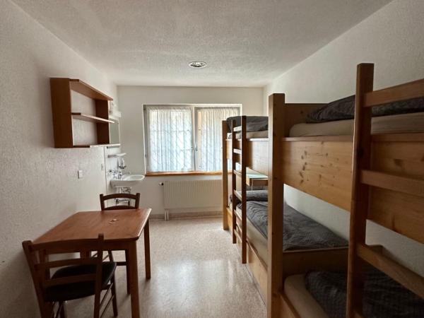 Touristenheim Bergfreude : photo 2 de la chambre chambre quadruple avec salle de bains commune