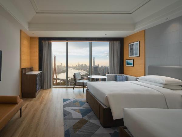 Sheraton Shanghai Pudong Riverside : photo 1 de la chambre chambre avec 2 lits doubles - vue sur rivière