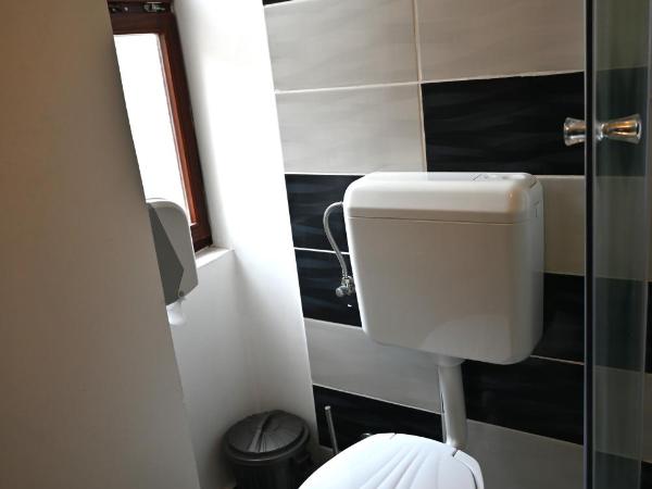 Ivana Rooms : photo 8 de la chambre petite chambre lits jumeaux