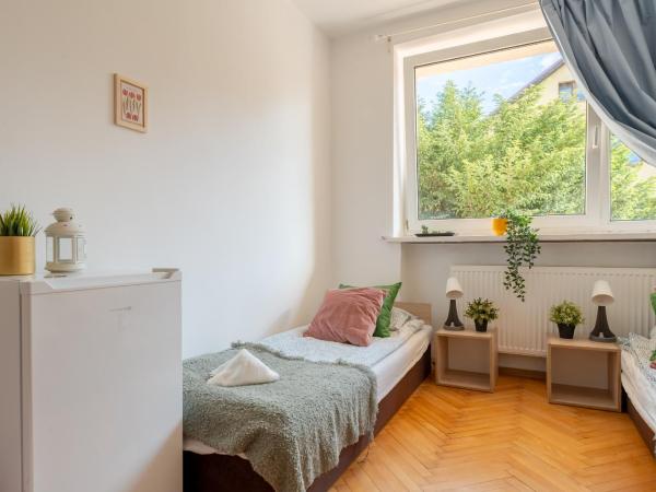 Hostello Airport - Przytulne pokoje, ogród, grill, w pełni wyposażona kuchnia : photo 3 de la chambre chambre triple