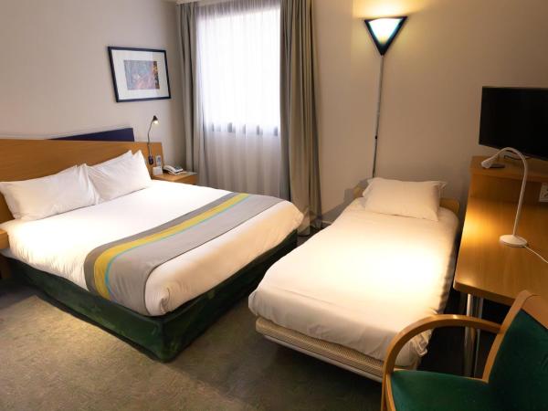 Holiday Inn Express Arras, an IHG Hotel : photo 4 de la chambre chambre lit queen-size standard - accessible aux personnes à mobilité réduite