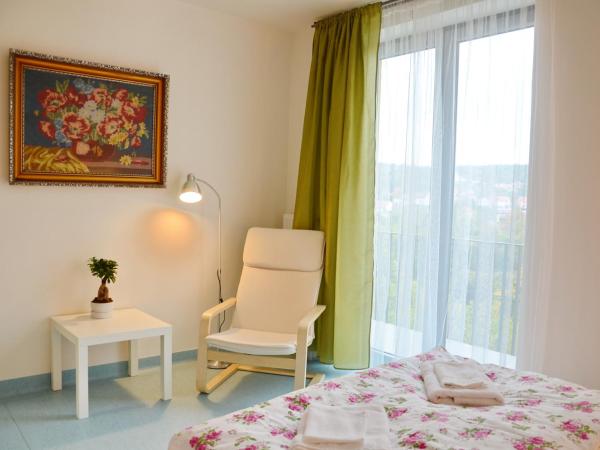 Mezi Stromy : photo 2 de la chambre chambre double avec balcon (3 adultes)