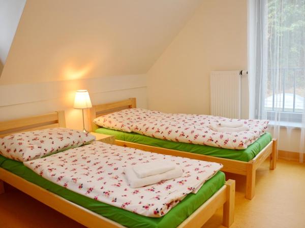 Mezi Stromy : photo 1 de la chambre chambre lits jumeaux - vue sur jardin