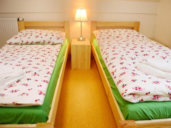 Mezi Stromy : photo 2 de la chambre chambre lits jumeaux - vue sur jardin