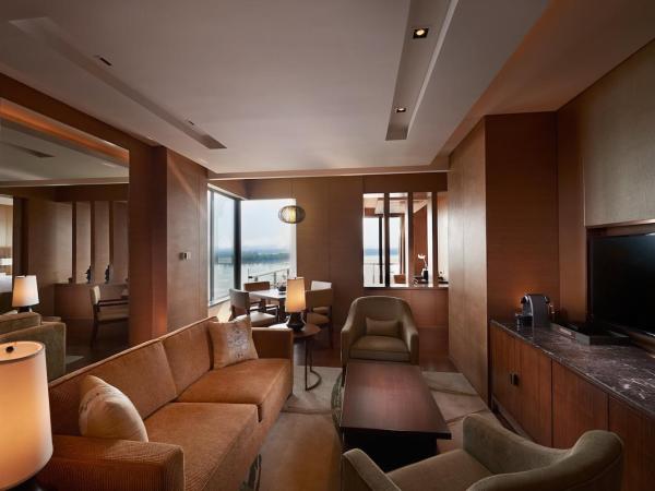 Hilton Wuhan Optics Valley : photo 4 de la chambre suite 1 chambre lit king-size - accès au salon